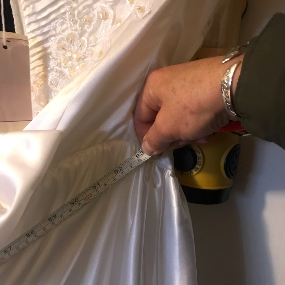 Vintage Alfred Angelo Beautiful Sequined Full Length Puff Sleeved Wedding Gown. - Picture 12 of 17